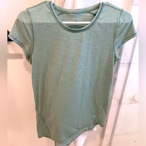Lululemon full length tshirt. Green. Size 6.